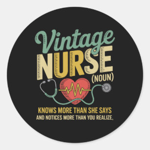 Sticker Rond L'Infirmière vintage Noun En Sait Plus Qu'Elle Dit
