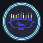 Sticker Rond Lion bleu Menorah<br><div class="desc">Une menorah de Chanukkah à thème bleu, avec des bougies allumées sur un arrière - plan étoilé.</div>