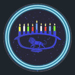 Sticker Rond Lion bleu Menorah<br><div class="desc">Une menorah de Chanukkah à thème bleu,  avec des bougies allumées sur un arrière - plan étoilé.</div>