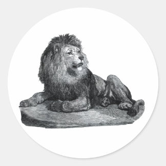 Sticker Rond Lion vintage dessiné assis sur un animal rocheux