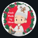 Sticker Rond Little Boy Chef Christmas<br><div class="desc">* Biscuits en pain d'épice, sucres de canne et faucilles pour les cadeaux de vacances (tous peuvent être redimensionnés, déplacés ou enlevés. * Utilisation pour l'étiquetage des cadeaux de Noël faits maison, pour l'artisanat, la décoration, la réservation de ferraille ou des projets do-it-yourself. * Ajoutez le nom de votre enfant...</div>