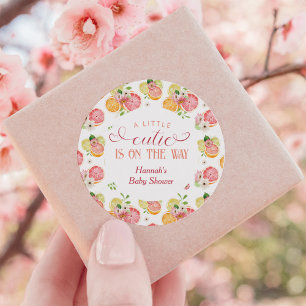 Sticker Rond Little Cutie est sur le chemin Baby shower Favor