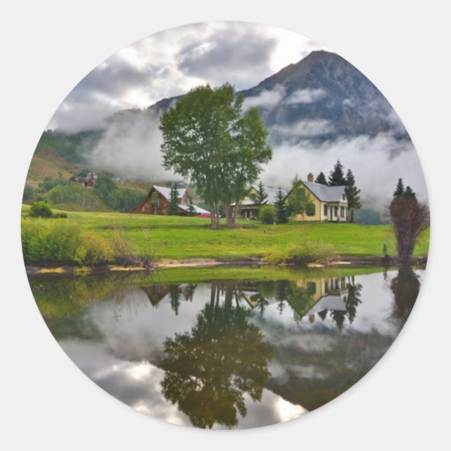 Sticker Rond Little House à Mist sur le lac (Devant)