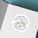 Sticker Rond Livre de peinture phalaenopsis orchidée blanche ét<br><div class="desc">Étiquettes d'assiettes avec un tableau de fleurs d'orchidées de phalaenopsis blanches et texte personnalisable "ce livre appartient à" et votre nom.</div>