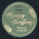 Sticker Rond Logo Calligraphie Merry Christmas botanique couron<br><div class="desc">Calligraphie minimaliste de la couronne botanique Joyeux design de Noël. Composition de couleurs sophistiquée et artistique. Une oeuvre d'art graphique moderne et unique faite pour vous. Vous pouvez customiser ce produit en ajoutant votre propre nom surnom ou monogramme, ou en modifiant le texte. Cadeaux parfaits pour les amateurs de design...</div>