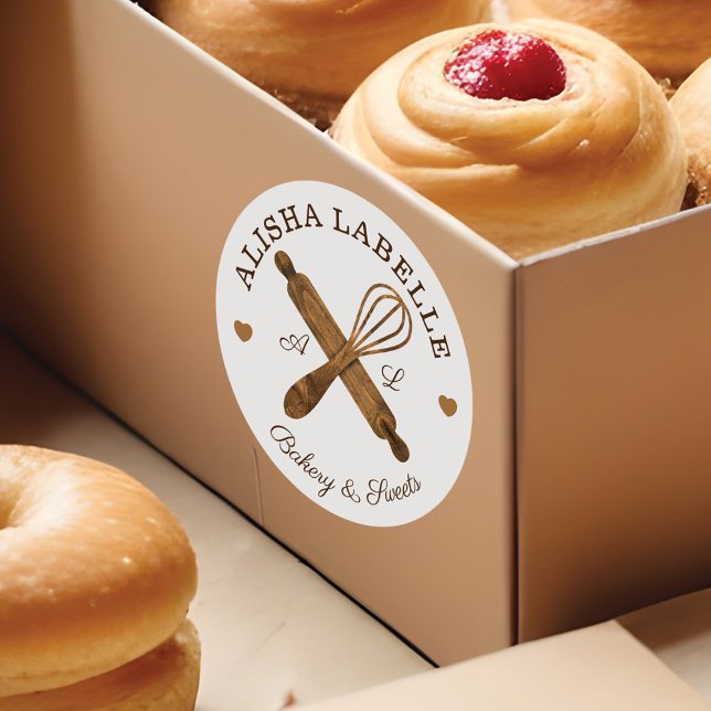 Sticker Rond Logo de la boulangerie en bois minimum (Minimal Wooden Rolling Pin & Whisk Bakery Logo Classic Round Sticker)