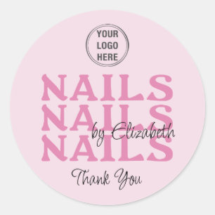 Sticker Rond Logo de salon de manucure en typographie rose Blus