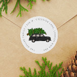 Sticker Rond London Black Cab Christmas Tree Adresse de taxi<br><div class="desc">Des étiquettes d'adresse de retour fantaisie avec l'emblématique taxi noir de Londres illustrant un arbre de Noël en haut comme une touche festive spéciale. Votre adresse tourne autour de l'illustration dans une police moderne et ludique. Ça fait pour les mailings de Noël heureux toute la saison! Art original et design...</div>