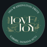Sticker Rond Love & Joy Green Christmas Retourner l'adresse éti<br><div class="desc">Mettez la touche finale sur vos cartes de fin de année et les invitations avec cette élégante étiquette d'adresse de retour avec "amour et joie" en lettrage à la main orné de pignons dessinés à la main. Customisez-le pour changer la couleur arrière - plan !</div>