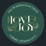 Sticker Rond Love & Joy Green Christmas Retourner l'adresse éti<br><div class="desc">Mettez la touche finale sur vos cartes de fin de année et les invitations avec cette élégante étiquette d'adresse de retour avec "amour et joie" en lettrage à la main orné de pignons dessinés à la main. Customisez-le pour changer la couleur arrière - plan !</div>