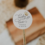 Sticker Rond Lucky in Love | Rustic Horseshoes Faveur de mariag<br><div class="desc">Le design rustique pour les mariages de pays,  d'équestres ou de ranch présente des lettres brun prune foncé avec des accents de script,  avec "chance en amour" et vos noms,  et une paire de fer à cheval d'aquarelle doré.</div>