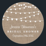 Sticker Rond Lumières À Chaîne Blanche Sur La Fête des mariées<br><div class="desc">Éclairage À Chaîne Blanche Sur Stickers Fête des mariées Rustique Burlap. CORRESPONDANCE DES ÉLÉMENTS DE FÊTE DES MARIÉES com</div>