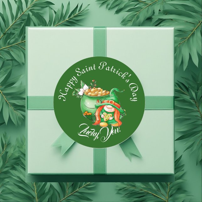 Sticker Rond Lutin chanceux Saint-Patrick journee Pot d'or  (Lucky You Gnome Saint Patrick's Day Pot Of Gold Classic Round Sticker)