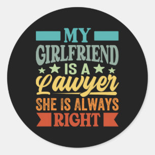 Sticker Rond Ma Fille Est Un Avocat, Elle Sait Qu'Elle Est Touj