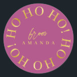 Sticker Rond Magenta Gold Christmas Ho Ho Ho ID1009<br><div class="desc">Si vous vous demandez quelles combinaisons de couleurs choisir pour votre décoration de Noël et vos fournitures d'enveloppement cadeau cette année, j'ai créé des collections de motifs de coordination pour rendre la vie un peu plus facile. Cet élégant design typographique de Noël présente "Ho Ho Ho" dans un motif circulaire...</div>