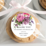 Sticker Rond Magenta Purple Jaune Floral Boho Mariage Faveur<br><div class="desc">Ces élégants étiquettes d'autocollants ronds mariage de saumons boho présentent des fleurs vibrantes de magenta, rose, lavande, mauve violet et jaune. Personnalisez-le avec vos détails facilement et rapidement, appuyez simplement sur le bouton customiser pour réorganiser et formater le style et le placement du texte. Ces belles couleurs rayonnent de chaleur...</div>