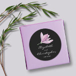 Sticker Rond Magnolia Floral Wedding Favor sur Noir<br><div class="desc">Autocollants personnalisés avec une belle couleur de fleur de magnolia violet et votre texte pour toute occasion en lettrage blanc chic sur un arrière - plan noir,  parfait pour les faveurs de mariage,  douche nuptiale,  phoques faire-part de mariage et plus encore. OBJETS CORRESPONDANTS dans notre magasin.</div>