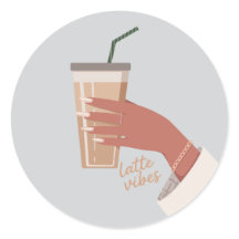 Main tenant une tasse de café