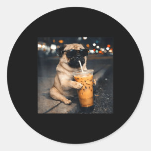 Sticker Rond Mâle drôle de pug buvant du café glacé mème de chi