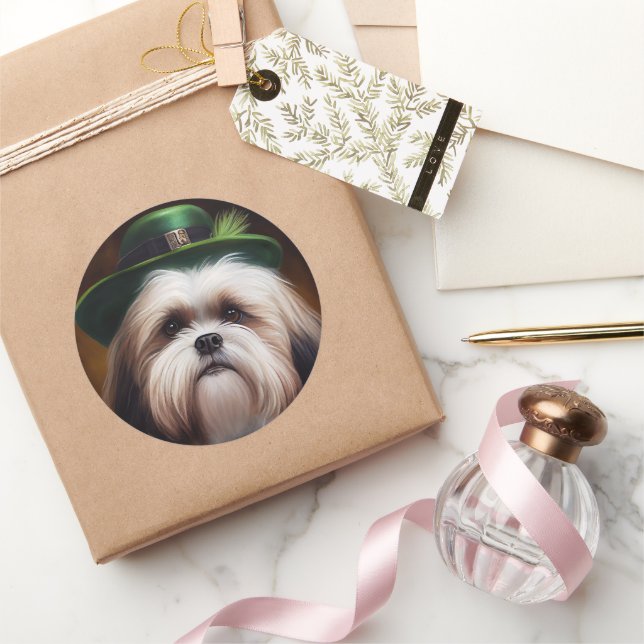 Sticker Rond Malti Tzu Chien en Robe de la Saint Patrick (Cadeaux)
