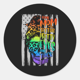 Sticker Rond Maman De Bombe De Feu Avec Des Tatouages De Jolies