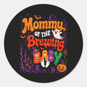 Sticker Rond Maman de la sorcière d'Halloween de bébé qui brass