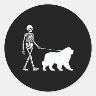 Sticker Rond Marcher sur un chien de Terre-Neuve Halloween tenu