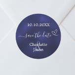 Sticker Rond Mariage au coeur bleu de la marine Enregistrer la<br><div class="desc">Un autocollant Enregistrer la date pour votre mariage. Un arrière - plan bleu marine,  texte blanc. La couleur bleue est inégale. Décoré avec un petit coeur. Personnalisez et ajoutez vos noms et votre date de mariage.</div>