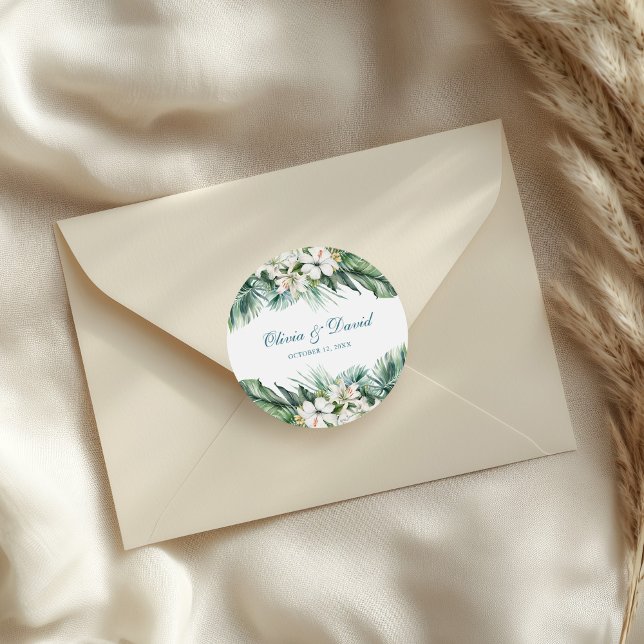 Sticker Rond Mariage aux feuilles tropicales et fleurs blanches (Tropical leaves and White Flowers Wedding Classic Round Sticker on an elegant wedding envelope.)