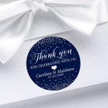 Sticker Rond Mariage Bleu Parkle MERCI d'argent<br><div class="desc">Joli script de calligraphie merci stickers à ajouter à vos enveloppes et/ou cadeaux faveurs. Arrière - plan bleu marine (peut être changée en n'importe quelle couleur) couleur avec faux confettis parties scintillant argent. Parfait pour toutes les occasions. Étiquettes modèles modifiables.</div>