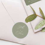 Sticker Rond Mariage Calligraphie Élégante Vert Sauge<br><div class="desc">Calligraphie élégante en écriture blanche du nom de la mariée et du marié sur un autocollant rond vert sauge.</div>