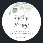 Sticker Rond Mariage Champêtre Fête de Fiançailles en Or Rustiq<br><div class="desc">Cet autocollant de faveur de fête de fiançailles floral doré rustique sip sip hooray est parfait pour une simple fête de mariage. Ce design artistique présente des fleurs dorées dessinées à la main et un feuillage de eucalyptus vert aquarelle,  inspirant la beauté naturelle.</div>