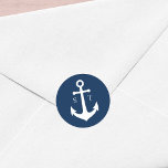 Sticker Rond Mariage d'Ancre de monogramme couleur Arrière - pl<br><div class="desc">Cet autocollant de mariage monogramme nautique comporte une ancre en blanc contre une couleur arrière - plan modifiable ; pour passer du bleu à la couleur de votre choix, cliquez sur le bouton personnaliser. Consultez les articles mariages correspondants ici https://www.zazzle.com/collections/editable_color_nautical_anchor_wedding-119983845388789301?rf=238364477188679314&tc=rc . Personnalisez-le en remplaçant le texte de l'espace réservé. Pour...</div>
