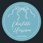 Sticker Rond Mariage de bordure de ruban de script Whimsical<br><div class="desc">Un script simple écrit main moderne minimaliste typographie blanche mariage étiquettes de vin sur le bleu,  encadré d'un cadre ruban ondulé avec arc dans un style dessiné à la main. Style de coquette fantaisiste informel. Disponible en 2 tailles et finitions mat ou brillant.</div>