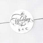 Sticker Rond Mariage de calligraphie classique romantique<br><div class="desc">Un autocollant mariage simple en noir et blanc présente une calligraphie tourbillonnant élégante et romantique avec des initiales. Pour une personnalisation plus avancée de cette conception,  cliquez sur le BOUTON OUTIL DESIGN BLEU ci-dessus !</div>