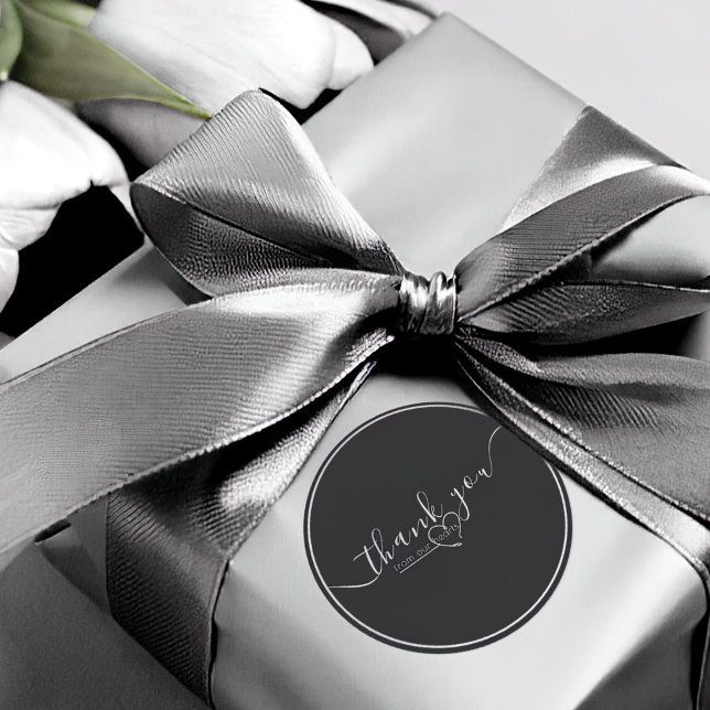 Sticker Rond Mariage de calligraphie moderne noir & blanc éléga (elegant black and white wedding thank you sticker with elegant calligraphy script and heart)