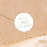 Sticker Rond Mariage de calligraphie Tourbillonnant romantique<br><div class="desc">Cet autocollant mariage en or et blanc avec des lettres tourbillonnant élégantes et romantiques avec vos noms. Pour une personnalisation plus avancée de cette conception,  cliquez sur le BOUTON OUTIL DESIGN BLEU ci-dessus !</div>
