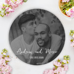 Sticker Rond Mariage de carte d'embarquement de destination pho<br><div class="desc">Faites de votre mariage des faveurs inoubliables avec des autocollants de mariage personnalisés. Ces autocollants de faveur de mariage comprennent votre photo de couple, les noms, la date de mariage sûr de rendre le wedding shower et la réception magique. Cet autocollant minimaliste de carte d'embarquement en calligraphie noir et blanc...</div>