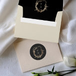 Sticker Rond Mariage de couronne d'or de monogramme noir et crè<br><div class="desc">*Pas réel - Ce design fait partie d'une suite et d'une collection uniques - *La couleur du texte et du papier est personnalisable Célébrez votre journée spéciale avec une crête monographique personnalisée qui rend vos détails mariages uniques. Ce design élégant allie éléments botaniques romantiques et lettrage monogramme traditionnel à une...</div>