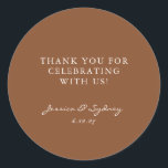 Sticker Rond Mariage de Merci Brown chaud personnalisé<br><div class="desc">Cet autocollant de remerciement rond allie simplicité intemporelle et chaleur personnelle, avec texte serif classique pour le message principal et script élégant pour les noms et la date. L'arrière - plan marron riche ajoute une atmosphère cosy et décontractée, parfaite pour des thèmes mariages modernes, rustiques, terre ou minimalistes. Idéal pour...</div>