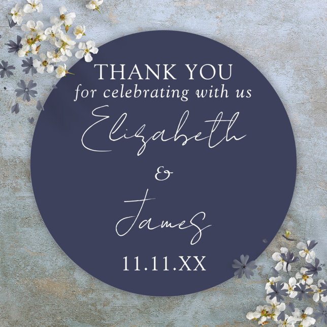 Sticker Rond Mariage de Merci de script élégant bleu marine (Navy Blue Elegant Script Wedding Thank You Classic Round Sticker)