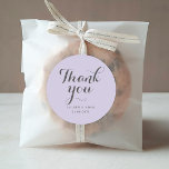Sticker Rond Mariage de Merci mauve simple et poussiéreux<br><div class="desc">Simple et moderne avec une touche de romantisme est cet autocollant de faveur,  parfait pour remercier vos invités de partager votre journée spéciale avec vous. Très facile à customiser. Veuillez consulter les produits connexes de cette collection originale.</div>