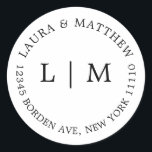 Sticker Rond Mariage de monogramme blanc<br><div class="desc">Sticker mariage moderne et minimaliste avec votre deux monogramme initial et votre adresse. Un design simple qui se révèle tout de même chic et élégant. Ces enveloppes sont une excellente façon d'ajouter une touche élégante à votre suite de faire-part de mariage.</div>