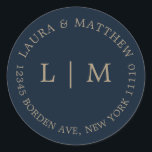 Sticker Rond Mariage de monogramme bleu marine<br><div class="desc">Sticker mariage moderne et minimaliste avec votre deux monogramme initial et votre adresse. Un design simple qui se révèle tout de même chic et élégant. Ces enveloppes sont une excellente façon d'ajouter une touche élégante à votre suite de faire-part de mariage.</div>