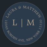 Sticker Rond Mariage de monogramme bleu marine<br><div class="desc">Sticker mariage moderne et minimaliste avec votre deux monogramme initial et votre adresse. Un design simple qui se révèle tout de même chic et élégant. Ces enveloppes sont une excellente façon d'ajouter une touche élégante à votre suite de faire-part de mariage.</div>