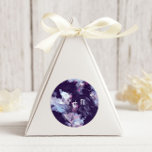 Sticker Rond Mariage de monogramme de pinceau violet moderne<br><div class="desc">Notre collection "Modern Artistic Brush Stroke Mariage" présente des touches modernes en rouge, violet et bleu avec des accents blancs, une disposition moderne et une police élégante. Toutes les informations sont facilement personnalisables. Contactez-nous par l'intermédiaire du magasin pour des demandes personnalisées. Consultez notre magasin pour plus d'articles correspondants de cette...</div>