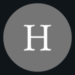 Sticker Rond Mariage de monogramme gris simple<br><div class="desc">Autocollant de mariage simple mais élégant avec votre monogramme dans une police serif blanche sur un arrière - plan gris moyen. Les couleurs de l'arrière - plan et de la police peuvent être changées en n'importe quelle couleur que vous souhaitez. Un design simple et sobre qui se révèle tout de...</div>