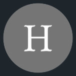 Sticker Rond Mariage de monogramme gris simple<br><div class="desc">Autocollant de mariage simple mais élégant avec votre monogramme dans une police serif blanche sur un arrière - plan gris moyen. Les couleurs de l'arrière - plan et de la police peuvent être changées en n'importe quelle couleur que vous souhaitez. Un design simple et sobre qui se révèle tout de...</div>