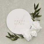 Sticker Rond Mariage de monogramme minimaliste moderne<br><div class="desc">Sticker rond minimal moderne Monogram Mariage Classic Ajoutez une touche d'élégance à votre mariage avec ces stickers ronds classiques monogrammes monogrammes modernes, minimalistes et élégants. Conçus dans des couleurs classiques boho (lin blanc) et muesli, ces autocollants sont parfaits pour sceller les invitations, les sacs de faveur, ou ajouter une touche...</div>