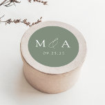 Sticker Rond Mariage de Monogramme vert de Sage moderne<br><div class="desc">Élégant autocollant de mariage monogramme avec vos initiales affichées en lettres blanches sur un arrière - plan vert sage (ou la couleur de votre choix). Personnalisez les autocollants de mariage modernes avec votre date de mariage ci-dessous. Les stickers vert sauge monogramme sont parfaits pour sceller les enveloppes de faire-part de...</div>